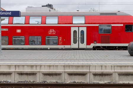 列车站，列车经过，铁路和基础设施旁边的南德城附近慕尼黑和斯图加特