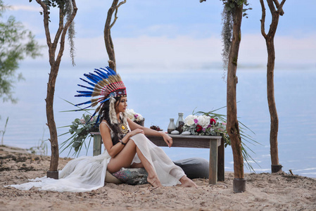 婚礼的风格波西米亚。婚礼装饰与海边仪式