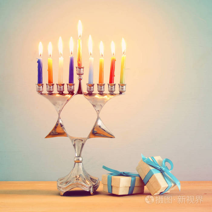 犹太节日光明节背景与传统烛台传统烛台和燃烧蜡烛的形象