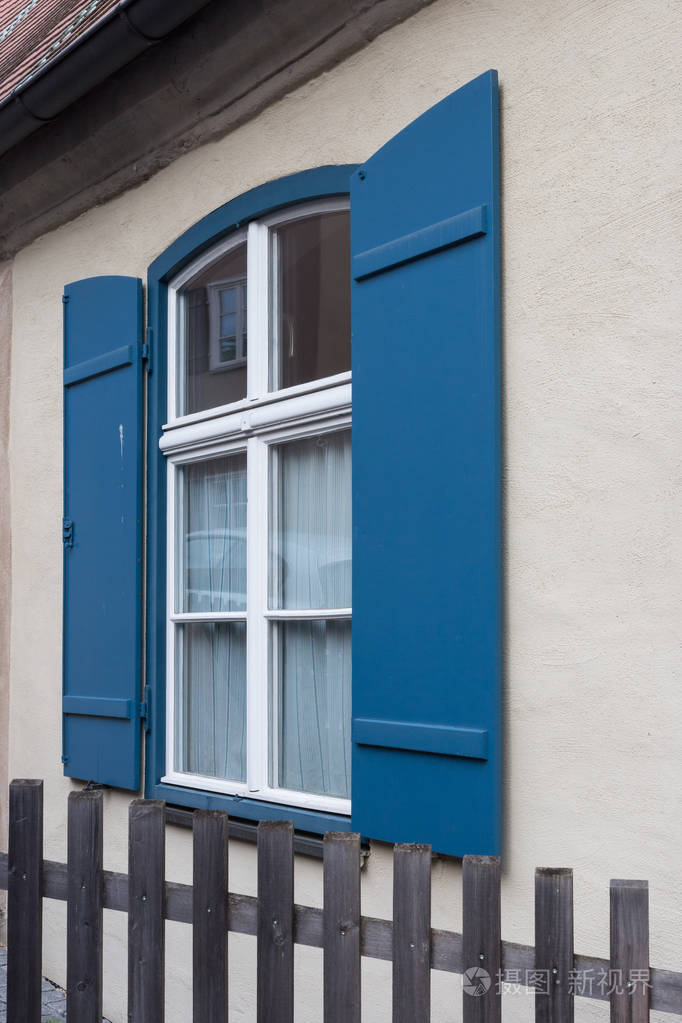 在德国南部的一个历史城市巴伐利亚,夏天,古老的木制框架建筑,有窗户