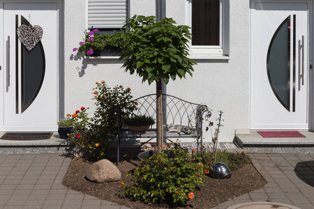 德国南部农村住宅立面与花园装饰夏季蓝天