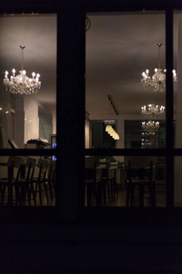 在斯图加特镇附近的南德城，一家有灯和灯光的咖啡馆的历史门面和窗户