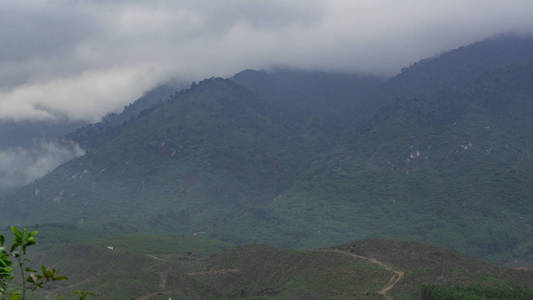 美丽的日落在大理岩山，在大南迷人的景色为城市Jungle和座椅旅行的概念。