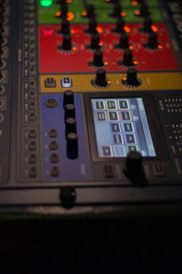 旋钮和控制器在板上，以及定义特定功能的彩色区域