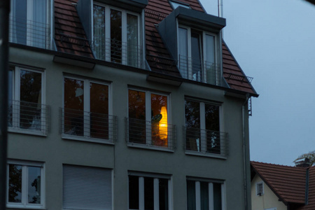 在斯图加特镇附近的德国南部城市的一个十月夜晚，历史的门面和窗户上有灯和灯