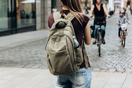 背着背包的旅游女孩或街头的学生