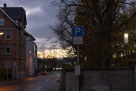 日落城市的灯光和标志，一个历史城市，如旧塔和十字架在德国南部，秋天，11月傍晚，靠近斯图加特和慕尼黑市。