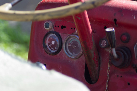 红色和绿色的旧拖拉机，详细说明电机发动机和工具