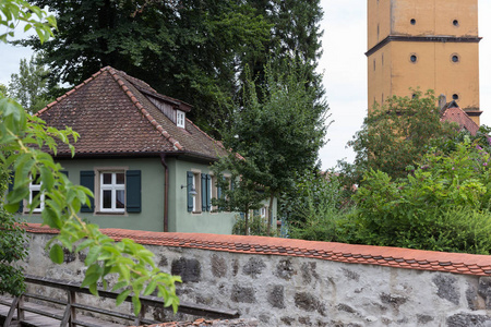 在德国南部的一个历史城市巴伐利亚，夏天，你会看到周围有门窗和绿色植物的建筑物和房子，比如常春藤