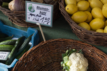 10月秋季食品市场上的蔬菜在德国南部农村的小农村城市