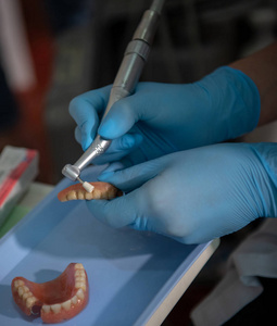 牙科助手用手戴橡胶手套清洁假牙