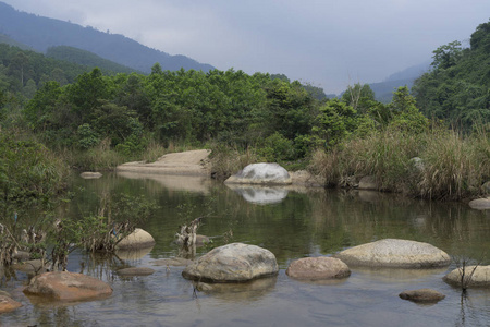 越南的山上淹没了河流