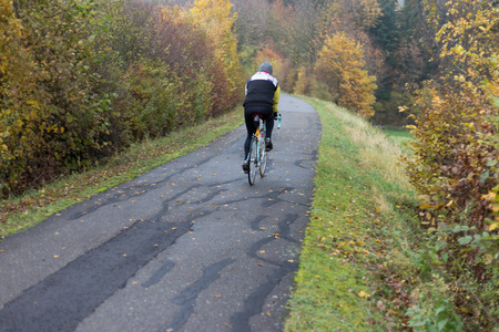 在慕尼黑和斯图加特附近的德国南部农村，11月一天雾蒙蒙的户外运动中的自行车和零件