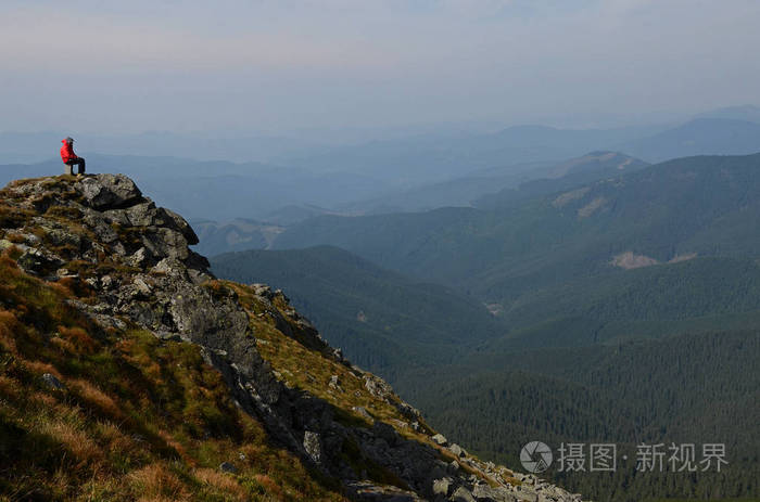 乌克兰。 喀尔巴阡山脉的山峰。 蓝云覆盖着森林的山脉