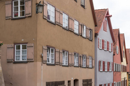 在德国南部的一个历史城市巴伐利亚，夏天，古老的木制框架建筑，有窗户门和装饰，是一个浪漫的地方，可以度假，甚至放松时间