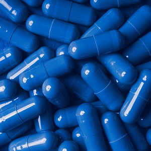 蓝色药丸的特写。 药片。 胶囊。 一堆药丸