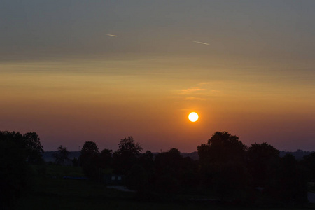 暖橙色橙色,绿色和黄色的暖光在九月傍晚的阳光下给人一种温暖的印象
