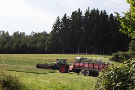 拖拉机干草自己的夏草，德国南部农村