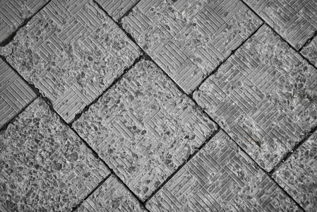 地板上破旧的瓷砖