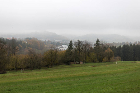 德国南部乡村多雾的秋景，有绿色的草坪，还有靠近慕尼黑和斯图加特市的自行车道旁的一片绿树成荫的夏日色彩