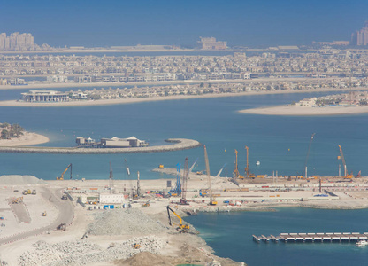 迪拜城市建筑起重机海景图片