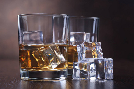 带威士忌和冰块的玻璃杯