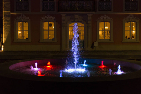 10月初，秋季，德国南部一个历史城市的公园里，的彩色喷泉