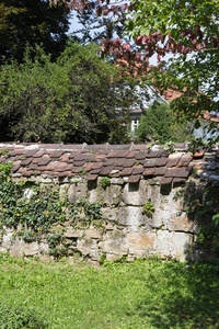 德国南部一个历史村庄教堂周围的墓地建筑数字和细节