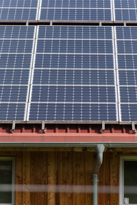 7月炎热的夏季，德国南部农村一栋农村建筑屋顶上的太阳能电池板