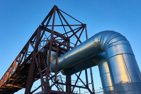 日漫高桥流金属高架室外工业巨管,工程管线立交桥照片