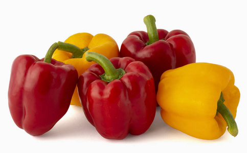 鲜嫩的甜椒在白色的背景上呈黄色和鲜红色