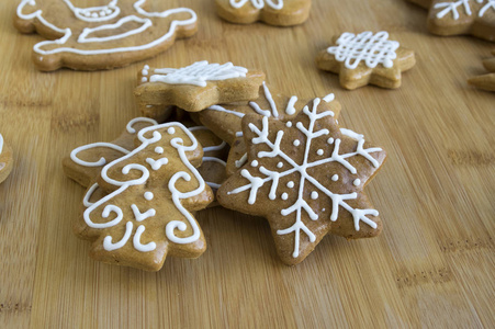 彩绘浅棕色姜饼，白色糖霜，圣诞饼干，形状星星，树，马