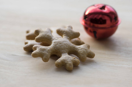 传统美味的捷克姜饼圣诞雪花放在木桌上红色叮铃铃