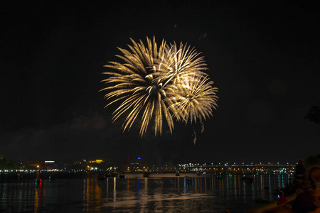 向科斯特罗玛焰火日的节日敬礼，夜空背景上有黄色流苏，伏尔加河上有眩光