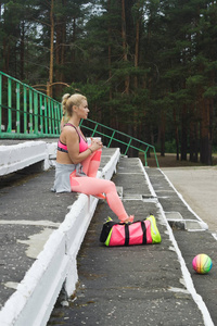 女运动员在体育场训练后休息