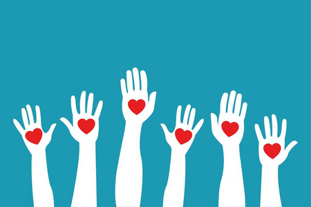 举起双手,把红色的心隔在蓝色的背景上. 慈善志愿选举投票理念.