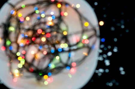 五颜六色的背景。 模糊的花环灯。 新年和圣诞装饰品。 庆祝活动和假日概念