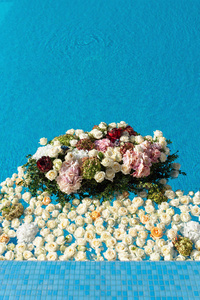 游泳池里装满了白色的玫瑰花。 婚礼装饰