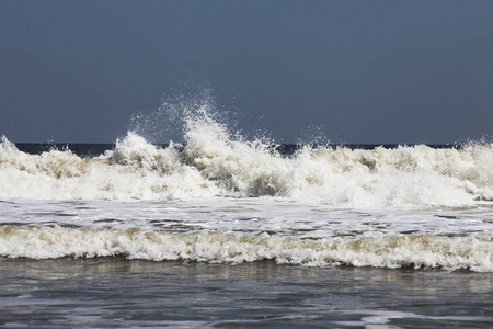 大西洋佛罗里达海岸的海洋泡沫波