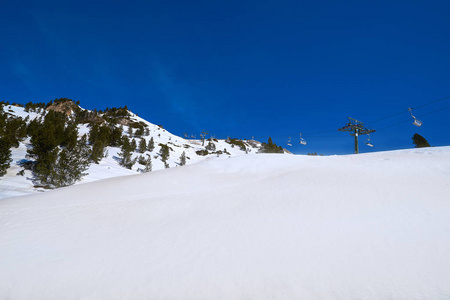 西班牙比利牛斯山脉阿兰谷的莱里达加泰罗尼亚滑雪胜地巴奇拉贝雷