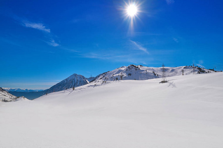 西班牙比利牛斯山脉阿兰谷的莱里达加泰罗尼亚滑雪胜地巴奇拉贝雷