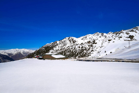 西班牙比利牛斯山脉阿兰谷的莱里达加泰罗尼亚滑雪胜地巴奇拉贝雷