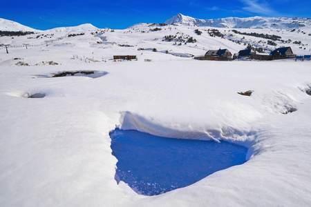 西班牙比利牛斯山脉阿兰谷的莱里达加泰罗尼亚滑雪胜地巴奇拉贝雷