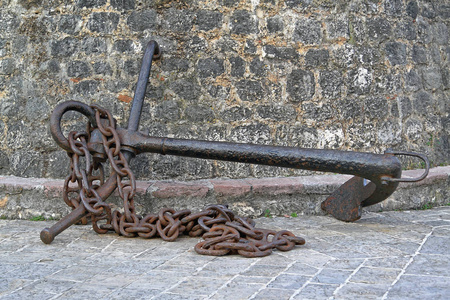 有重链的大铁锚照片
