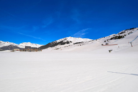 西班牙比利牛斯山脉阿兰谷的莱里达加泰罗尼亚滑雪胜地巴奇拉贝雷