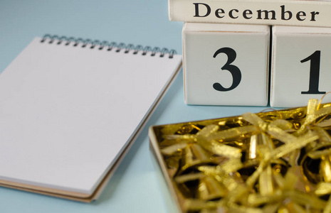 日历与新年的日期是12月31日.在笔记本附近,列出新年计划和许多金钟.