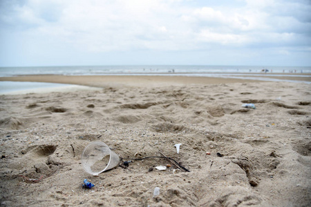 海滩上的塑料垃圾。 环境污染与生态的概念世界问题。 海滩垃圾。
