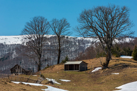 早春喀尔巴阡山脉高原景观，积雪覆盖山脊顶部在遥远的乌克兰。