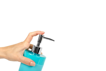 蓝色洗手液皂液分配器与手臂隔离在白色背景上，复制空间模板。