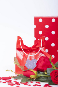 情人节礼物和白色背景的红玫瑰